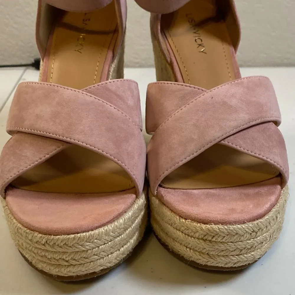 NIB Lisa Vicky Gemi V Dusty Pink Kid Suede 4” Wedge Espadrille Heel Sandal 8.5